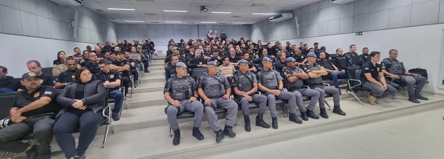 Policiais militares e civis reunidos nesta madrugada momentos antes da operação ter início na cidade de Assis. Imagem: Polícia civil. 