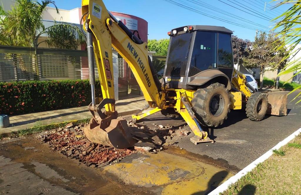 Máquina arranca obstáculo na avenida Faustino Azenha. Imagem: PMPV