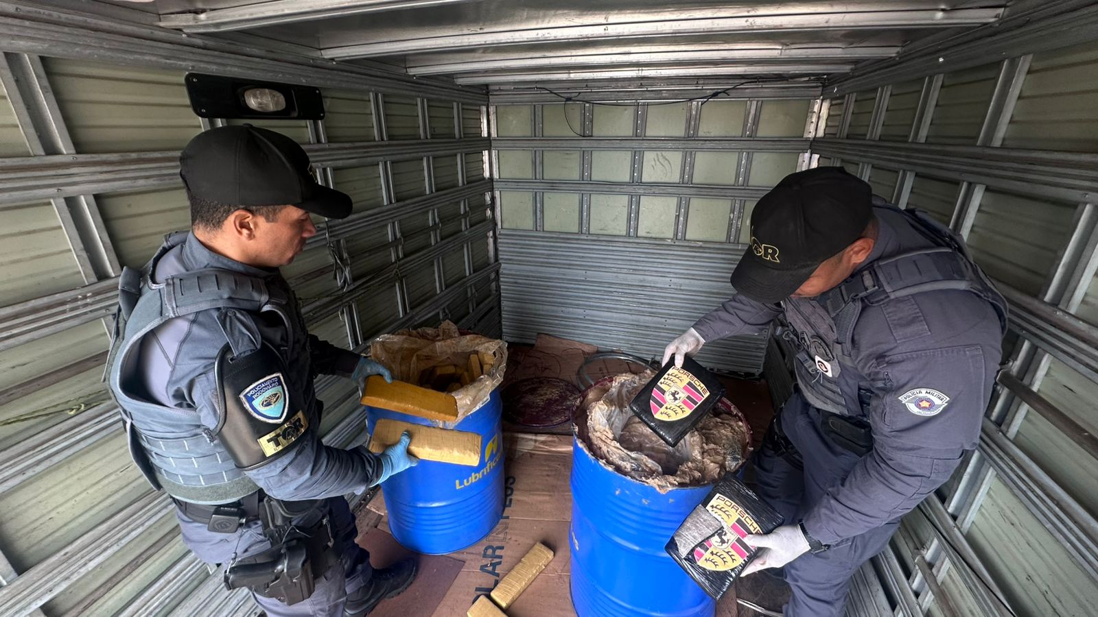 Policiais checam o que foi apreendido no baú do caminhão. Foto: cedida