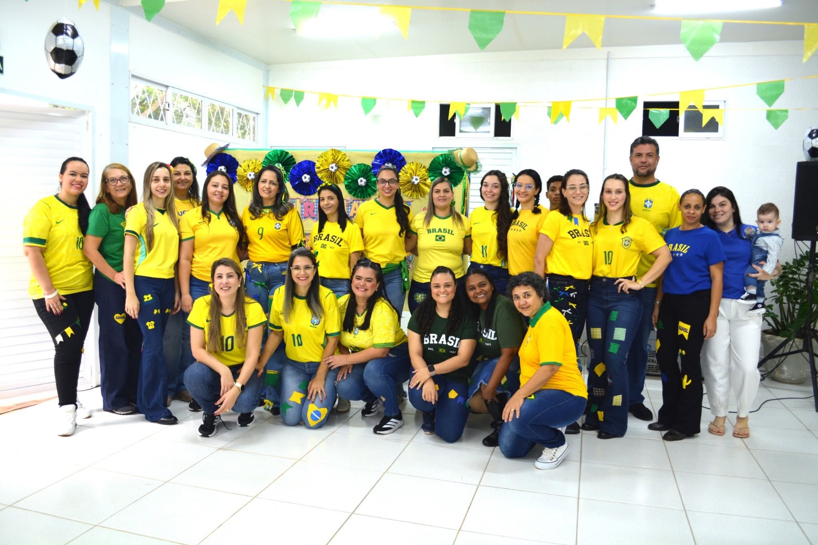 Toda a organização da festa foi realizada pela equipe da unidade escolar, que se empenhou nos preparativos para proporcionar um momento especial às famílias.
